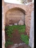 03223 ostia - regio i - insula xii - caseggiato dei triclini (i,xii,1) - hof - porticus - westseite - raum li der treppe - nordostecke - 01-2024.jpg